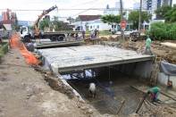 As obras de macrodrenagem e pavimentação asfáltica (para combater inundações) da sub-bacia do rio Morro Alto estão em andamento. A galeria completa terá 420 m2 e deve ser entregue no início de junho. - Fotografo: Kátia Nascimento - Data: 10/04/2012