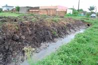 A Secretaria Regional do Nova Brasília, em parceria com a Unidade de Drenagem da Seinfra, trabalha na limpeza de valas, no bairro Morro do Meio. Estão sendo abertos e limpos cerca de 2,5 km de valas. - Fotografo: Ruy Ferrari - Data: 20/10/2011
