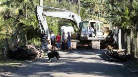 Subprefeitura de Pirabeiraba substitui ponte na rua Alfredo Klug - Fotografo: Rogerio da Silva - Data: 09/07/2015