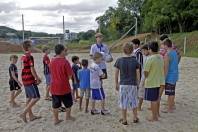Felej Implanta mais um Núcleo do PID - modalidade futebol na Asociação dos Moradores do bairro Nova Brasilia= Profº Gerson Kruguer Júnior com os alunos. - Fotografo: Phelippe José - Data: 26/03/2015