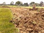 Uma equipe da Secretaria Regional do Jardim Paraíso, iniciou nesta semana um trabalho de terraplenagem da área onde serão construídas 90 novas casas do PAC Habitação. O terreno fica próximo da nova estação de tratamento de esgoto do Jardim Paraíso. - Fotografo: Ruy Ferrari - Data: 20/01/2012
