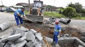 Subprefeitura Sudoeste realiza drenagem na rua Das Magnólias - Fotografo: Rogerio da Silva - Data: 19/03/2015