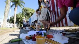 Alunos da rede municipal de ensinam realizam pintura dos tapumes na praça Dario Salles - Fotografo: Rogerio da Silva - Data: 31/03/2015