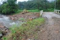 	Prefeitura inicia recuperação de pontes danificadas pelas chuvas no bairro Vila Nova. Cabeceira da ponte na Estrada Comprida foi danificada - Fotografo: Ruy Ferrari - Data: 12/11/2012