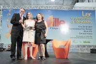 O prefeito Carlito Merss participou da solenidade que homenageou a empresária Margareth Drefahl com incentivadora da leitura, durante da 9ª edição da Feira do Livro de Joinville. Na foto o prefeito Carlito Merss, a homenageada e a organizadora da feira, Sueli Brandão. - Fotografo: Mauro Artur Schlieck - Data: 12/04/2012