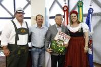 Promotores da Schüzenfest divulgaram a festa na Prefeitura Municipal - Fotografo: Jaksson Zanco - Data: 07/10/2013