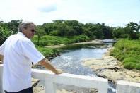 A comunidade da zona rural do bairro Vila Nova recebeu oficialmente neste sábado (26/11) a entrega  da reconstrução de 11 novas pontes, que antes eram de madeira e agora são todas de concreto. O prefeito Carlito Merss acompando de uma comitiva visitou cinco delas. Esta é a Alberta August Seiler - Fotografo: Mauro Artur Schlieck - Data: 26/11/2011
