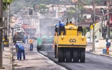 Em pleno domingo (20/5) equipes da divisão de pavimentação da Secretaria de Infraestrutura (Seinfra) trabalham no recape da rua Papa João 23. A obra faz parte do conjunto de melhorias para conclusão do Binário da Papa João 23. - Fotografo: Mauro Artur Schlieck - Data: 20/05/2012