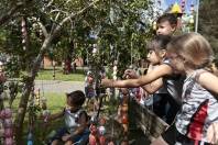  Alunos do CEI Cachinhos de Ouro decoram uma árvore com ovos coloridos para simbolizar a Páscoa. Ação aconteceu na praça ao lado do Terminal de Pirabeiraba - Fotografo: Rogerio da Silva - Data: 25/03/2015