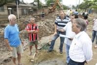 O prefeito Carlito Merss esteve no bairro Itaum na manhã desta terça-feira (22/11) e visitou as obras de pavimentação da rua Suburbana. Também conversou com moradores da região - Fotografo: Kátia Nascimento - Data: 22/11/2011