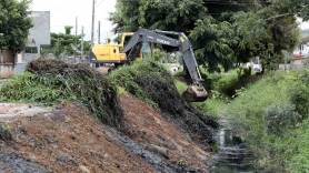 Subprefeitura Nordeste realiza limpeza de vala na avenida Plutão - Fotografo: Rogerio da Silva - Data: 24/02/2015