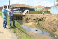 O prefeito Carlito Merss visitou na manhã desta segunda-feira (13/02) obras no bairro Paranaguamirim. Uma delas foi a de limpeza de uma grande vala, junto à rua Kurt Meinert, próximo ao Posto de Saúde do bairro. Foram limpos aproximadamente 800 metros de vala. - Fotografo: Kátia Nascimento - Data: 13/02/2012