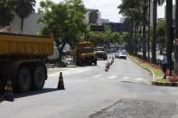 A Prefeitura, por meio da Unidade de Pavimentação da Secretaria de Infraestrutura - Seinfra, está realizando nesta sexta-feira (28/10) obras de recape asfáltico na avenida JK - Fotografo: Kátia Nascimento - Data: 27/10/2011