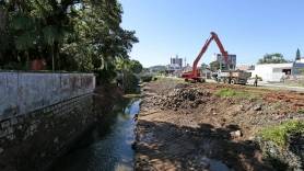 Seinfra retira parte de um muro que caiu no Rio Morro Alto rua Timbó - Fotografo: Rogerio da Silva - Data: 31/03/2015