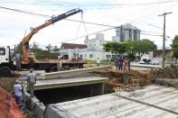 As obras de macrodrenagem e pavimentação asfáltica (para combater inundações) da sub-bacia do rio Morro Alto estão em andamento. A galeria completa terá 420 m2 e deve ser entregue no início de junho. - Fotografo: Kátia Nascimento - Data: 10/04/2012