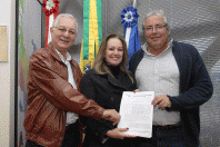 A presidente da Fundação Turística, Maria Ivonete Peixer da Silva, com os representantes do consórcio Viseu-Caex, Carlos Miranda (esq.) e Manoel Carlos Maia Oliveira, na assinatura de contrato de concessão onerosa do Complexo Expoville, nesta segunda (9/7).  - Fotografo: Mauro Artur Schlieck - Data: 09/07/2012