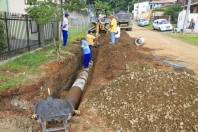 Prefeito Carlito Merss visitou na manhã desta sexta-feira (13/4) obras no bairro Iririú. Enrte elas obras de drenagem na Rua das Papoulas.  - Fotografo: Kátia Nascimento - Data: 13/04/2012