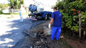 Subprefeitura Centro-Norte realiza limpeza de boca de lobo na rua Marechal Hermes - Fotografo: Rogerio da Silva - Data: 06/04/2015
