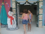 Um boneco de neve feito de material reaproveitado chama a atenção de quem passa pela unidade de saúde Edla Jordan (Petrópolis). Com 1,80m de altura, ele está exposto ao lado da porta de entrada do posto recepcionando todos os pacientes. - Fotografo: Divulgação Secretaria da Saúde - Data: 10/12/2012