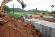 A equipe da Unidade de Pontes da Seinfra, com apoio técnico da Unidade de Drenagem e da Secretaria Regional da Vila Nova, concluiu nesta segunda-feira (5/11) a construção de uma nova galeria no final da rua Bento Torquato da Rocha, esquina com a rua Jacob Felthaus, no bairro Vila Nova - Fotografo: Ruy Ferrari - Data: 05/11/2012