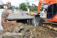 As obras de macrodrenagem e pavimentação asfáltica na sub-bacia do rio Morro Alto, nos bairros Glória e América, estão em andamento dentro do prazo previsto. - Fotografo: Kátia Nascimento - Data: 27/03/2012