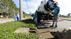 Subprefeitura de Pirabeiraba realiza limpeza de boca de lobo na rua Dona Francisca - Fotografo: Rogerio da Silva - Data: 13/05/2015