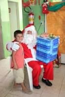 Papai Noel da Águas de Joinville com o menino Sanderson Fernandes no Paranaguamirim - Fotografo: Divulgação/Águas de Joinville - Data: 13/12/2013