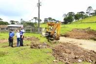 O prefeito em exercício, Ingo Butzke, visitou na manhã desta sexta-feira (13/01) obras em Pirabeiraba. Entre elas, a construção da Estrada Laranjeiras, na divisa com o município de Campo Alegre - Fotografo: Kátia Nascimento - Data: 13/01/2012