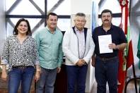 Assinatura das leis que reconhecem como Utilidade Pública a Associação Ventura de Assistência ao Idoso - Fotografo: Jaksson Zanco - Data: 04/10/2013