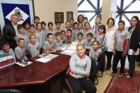 	A alunos da Escola Municipal Vereador Arinor Vogelsanger, bairro Vila Nova, participaram do Hasteamento do Pavilhão Nacional nesta quarta-feira (02/05). Também visitaram a prefeitura e fizeram perguntas para o vice-prefeito Ingo Butzke. - Fotografo: Kátia Nascimento - Data: 02/05/2012