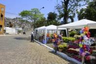 A estimativa é que 180 mil pessoas passem pelos dez cemitérios municipais entre os dias 31/10 e 2/11. Para quem precisar adquirir flores 67 tendas vão comercializar os produtos. Também estará à diposição dos visitantes banheiros químicos em seis cemitérios municipais. - Fotografo: Mauro Artur Schlieck - Data: 31/10/2012