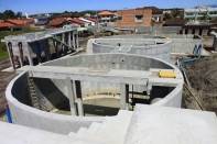 O Conselho Municipal de Meio Ambiente (Condema) assistiu nesta quarta-feira (4/4) a uma apresentação sobre o andamento das obras de implantação do sistema de esgotamento sanitário no município. Na foto, construção da Estação de Tratamento de Esgoto no bairro Espinheiros. - Fotografo: Kátia Nascimento/ Arquivo/SECOM - Data: 04/04/2012