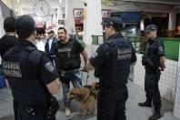 Guarda Municipal de Joinville e Polícia Civil realizam operação de fiscalização em ônibus, na rodoviária. Foram vistoriados principalmente veículos oriundos de Foz do Iguaçu.  - Fotografo: Rogerio da Silva - Data: 14/08/2015