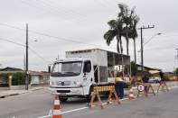 A implantação do binário no bairro Espinheiros e a revitalização de algumas ruas, tiveram início na manhã de hoje (14/05). Além de toda a pintura de solo entre essas duas ruas e a colocação de sinalização vertical, a CONURB vai fazer a revitalização das ruas no entorno do binário. - Fotografo: Luana de Freitas - Data: 14/05/2012