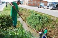 	O trecho do rio Itaum-mirim, que passa pelo meio da avenida Paulo Schroeder, está sendo limpo, manualmente, por uma equipe contratada pela Prefeitura. A limpeza beneficia milhares de moradores da região e minimiza alagamentos. - Fotografo: Ruy Ferrari/SEINFRA - Data: 13/04/2012
