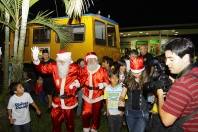 O ponto mais alto da programação do Natal dos Sonhos do Nova Brasília, desta segunda-feira (05/12), foi a chegada dos Papais Noéis de Trem. - Fotografo: Mauro Artur Schlieck - Data: 06/12/2011