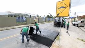 Lombadas estão sendo colocadas na Estrada Lagoinha, Morro do Meio - Fotografo: Rogerio da Silva - Data: 09/04/2015