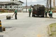 Durante toda essa semana a Unidade de Pavimentação da Seinfra trabalha na recuperação asfáltica das ruas que dão acesso ao Parque da Cidade. Os serviços são executados por três equipes, e abrangem mais de 10 ruas da região - Fotografo: Kátia Nascimento - Data: 01/11/2011