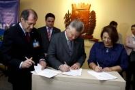 Prefeito Udo Döhler, vice Rodrigo Coelho e ministra da Secretaria de Relações  Institucionais Ideli Slavati durante assinaturas de convênios com a Caixa Econômica Federal  nas áreas de saneamento e esporte  - Fotografo: Jaksson Zanco - Data: 29/08/2013