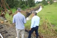 O prefeito Carlito Merss visitou na manhã desta quarta-feira (11/4), obras nos bairros Morro do Meio, Jativoca e Nova Brasília. Entre elas a macrodrenagem do canal do Jativoca, que amplia a vazão do rio e minimiza a possibilidade de alagamentos no local. - Fotografo: Kátia Nascimento - Data: 11/04/2012