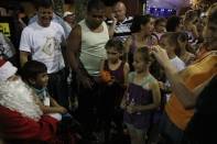 O Natal dos Sonhos de Pirabeiraba aconteceu nesta quarta-feira (30/11). Adultos e crianças foram até a Praça Caetano Evora da Silveira Junior esperar o Papai Noel - Fotografo: Kátia Nascimento - Data: 30/11/2011