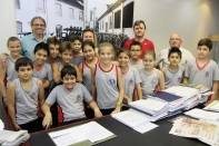 	Depois de participarem do Hasteamento do Pavilhão Nacional nesta quarta-feira (7/3), os alunos da escola Municipal Abdon Batista visitaram o Colegiado da Prefeitura e o gabinete do prefeito Carlito Merss. - Fotografo: Kátia Nascimento - Data: 07/03/2012