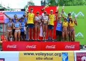 Allison Francioni (número 2) segura o troféu de campeão no lugar mais alto do pódio - Fotografo: Divulgação - Data: 19/03/2015