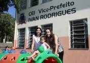 Marelu Prestini(mãe) - Carolina Prestini Telles(Filha) e Júlia Telles Pereira(Neta) no CEI Vice-Prefeito Ivan Rodrigues - Fotografo: Phelippe José - Data: 19/03/2014