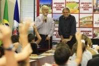 	Os alunos da Escola Municipal Professor Aluizius Sehnem participaram do Hasteamento do Pavilhão Nacional, nesta quarta-feira (4/4), e conheceram a Sala do Colegiado onde fizeram perguntas para o prefeito Carlito Merss - Fotografo: Kátia Nascimento - Data: 04/04/2012