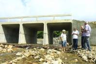 A comunidade da zona rural do bairro Vila Nova recebeu oficialmente neste sábado (26/11) a entrega  da reconstrução de 11 novas pontes, que antes eram de madeira e agora são todas de concreto. O prefeito Carlito Merss acompando de uma comitiva visitou cinco delas. Esta é a Alberto Valentini - Fotografo: Mauro Artur Schlieck - Data: 26/11/2011
