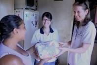 Famílias cadastradas na CAJ ganham cestas básicas pela campanha Água e Óleo não se misturam - Fotografo: Divulgação/Águas de Joinville - Data: 20/02/2014