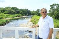 A comunidade da zona rural do bairro Vila Nova recebeu oficialmente neste sábado (26/11) a entrega  da reconstrução de 11 novas pontes, que antes eram de madeira e agora são todas de concreto. O prefeito Carlito Merss acompando de uma comitiva visitou cinco delas. Esta é a Alberta August Seiler - Fotografo: Mauro Artur Schlieck - Data: 26/11/2011