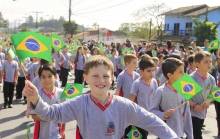 A Semana da Pátria reserva dez desfiles em diferentes bairros de Joinville. Na manhã desta quarta-feira (5/9) o evento aconteceu no Boehmerwald. Na foto um aluno do CEI Parque Guarani. Na foto um aluno da Escola Abdon Baptista. - Fotografo: Mauro Artur Schlieck - Data: 05/09/2012