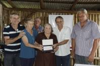 Durante a solenidade de entrega das 11 pontes reconstruídas no bairro Vila Nova, neste sábado (26/11), representantes da família do Eugênio Schneider foram homenageados com uma placa  - Fotografo: Mauro Artur Schlieck - Data: 26/11/2011